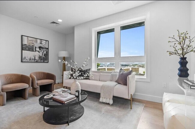 Building Photo - 301 Border St