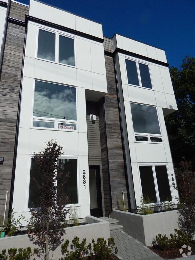Building Photo - 3 bd 2.5 bath Lower Queen Anne townhouse w...