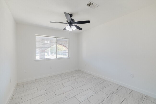 Building Photo - 2122 Maple Cir