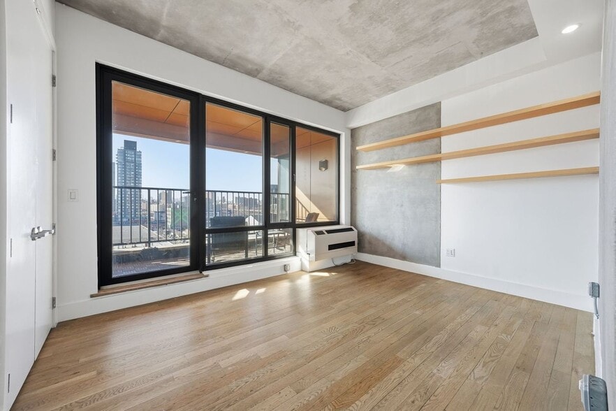 Building Photo - 225 E 138th St