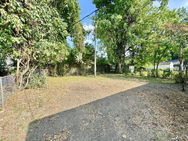 Building Photo - 1478 S Willet Street