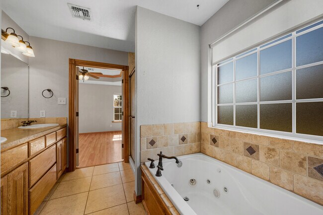 Building Photo - 1202 Hershel Dr