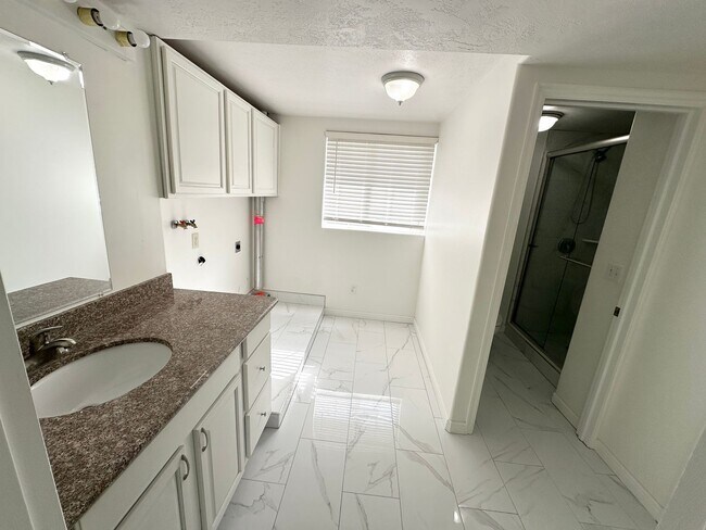 Building Photo - 4 Bed/ 3 Bathroom house in West Jordan