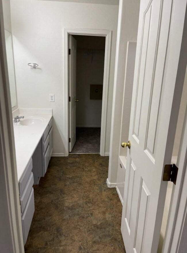 Building Photo - 3 Bed/2.5 Bath 2-Level Home with Loaded Kitchen! Washer/Dryer! Big backyard!