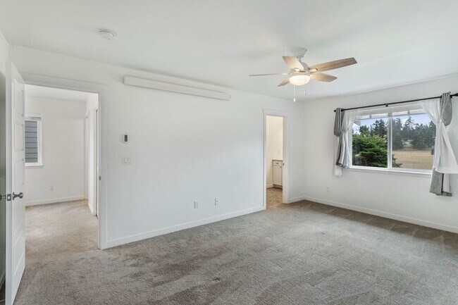 Building Photo - 3 Bed 2.5 Bath - Townhome - Hillcrest - NAS Whidbey