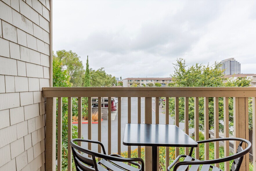 Building Photo - 900 E Hillsdale Blvd