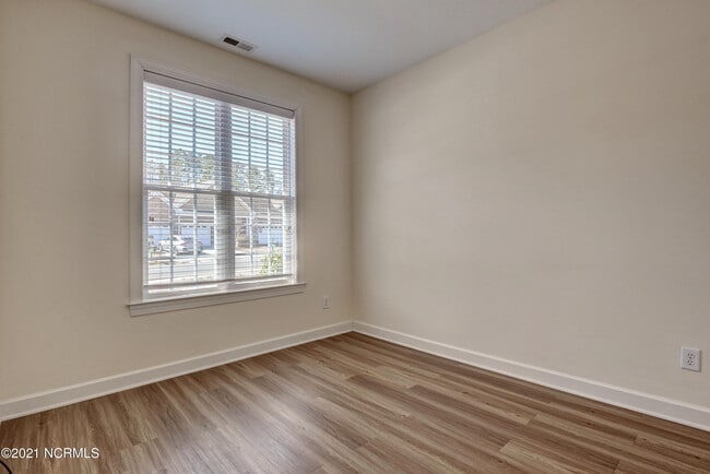 Building Photo - 1302 Suncrest Way