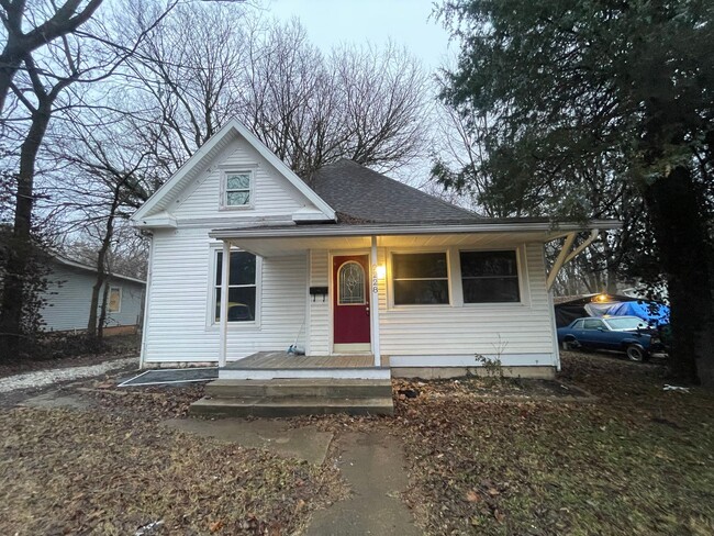 Primary Photo - Recently Remodeled 3 bedroom 2 full bathro...