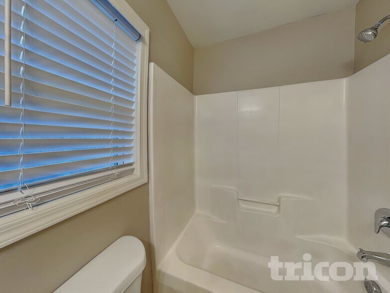 Building Photo - 1218 Azalea Dr