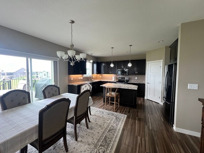 Building Photo - Beautiful 5-bed, 3.5-bath Single Family Home!