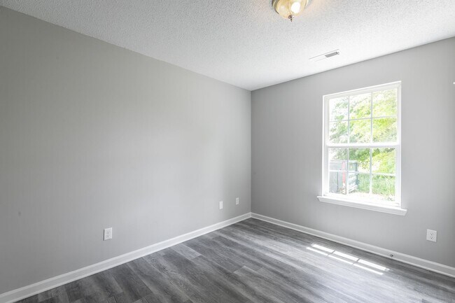 Building Photo - 4 bedroom 2 bath in the Southside (Mill Town)