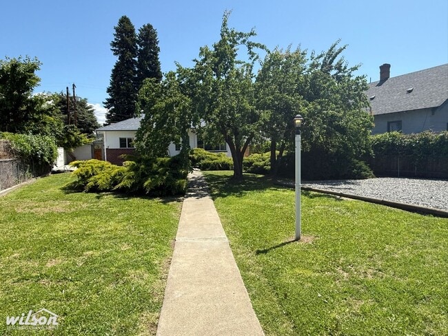Building Photo - Spacious 3-Bedroom - 2-Bath Home with Bonu...