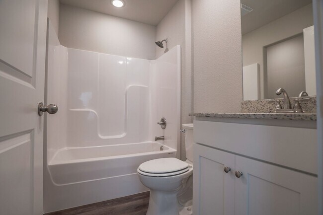 Building Photo - New 1 Bed 1 Bath Home!!