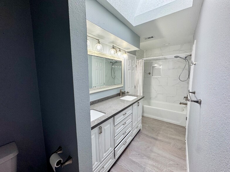 Building Photo - 709 Avenida Escandon