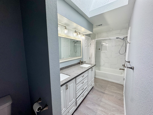 Building Photo - 709 Avenida Escandon