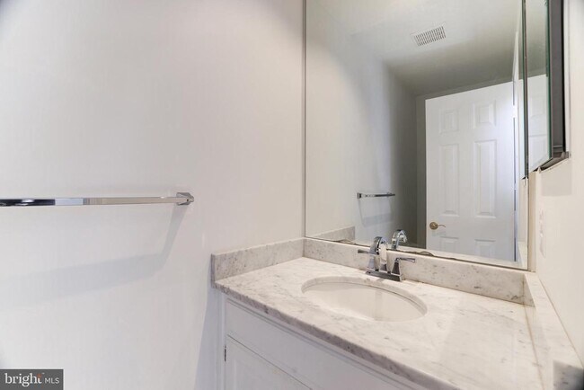 Building Photo - 1412 McLean Mews Ct