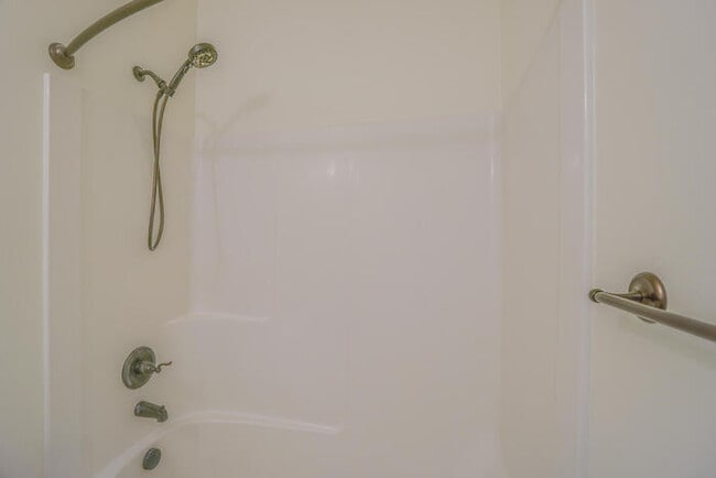 Building Photo - NEWER THREE BEDROOM IN CUL-DE-SAC