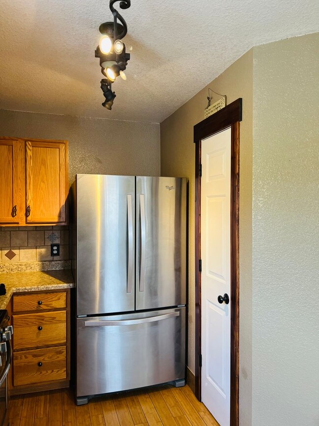 Building Photo - 3 Bed - 2 Bath - Fenced Yard