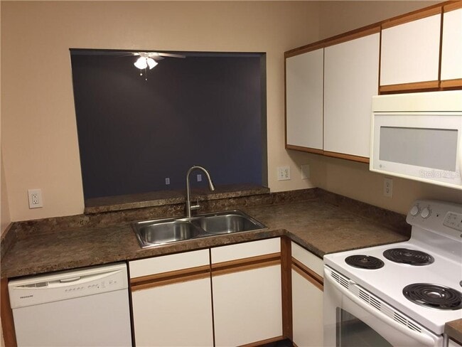 Building Photo - 6413 Hollydale Pl