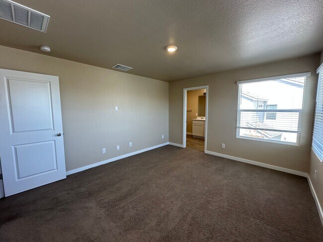 Building Photo - Adorable Lemmon Valley Townhome!