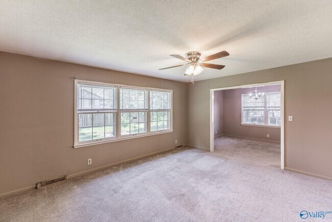Building Photo - 904 SE Chatterson Rd