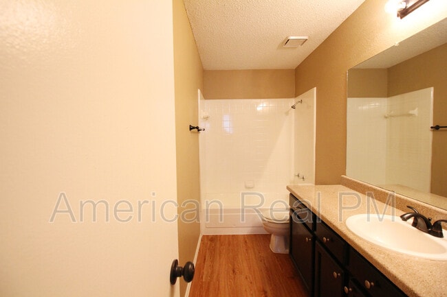 Building Photo - 2622 Hartford Ln