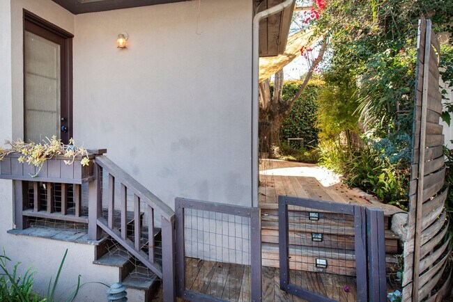 Building Photo - Gorgeously Restored Downtown Home!