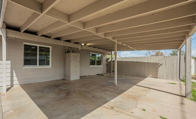 Building Photo - 1023 E Mariposa St