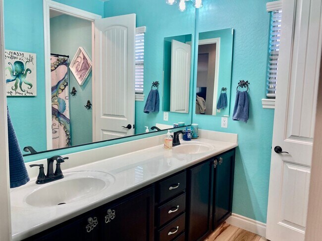 Building Photo - Coming Soon: Gorgeous 5bed/4 bath with Ove...