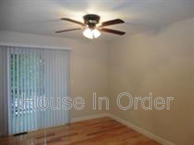 Building Photo - 15 Howards Row Pl