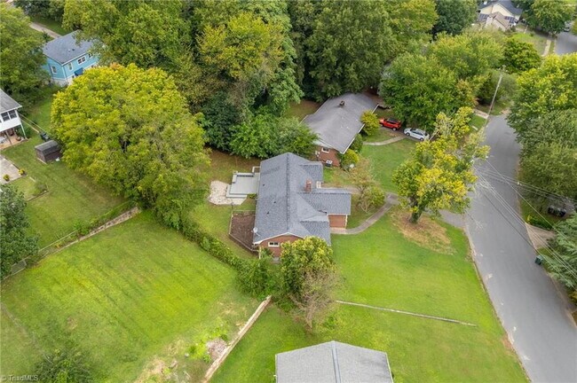 Building Photo - 3 Bedroom Ardmore Home- Pets Welcome-Flexible Lease Lengths Available