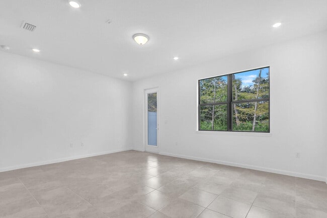 Building Photo - 2880 SE Federal Hwy