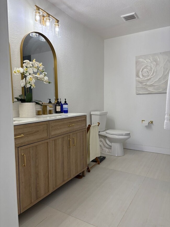 Building Photo - Charming Studio in El Cajon