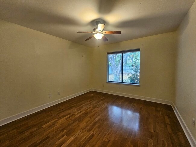 Building Photo - 213 Hillside Dr