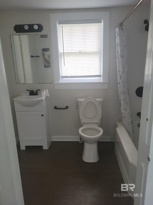 Building Photo - 503 S Cedar St