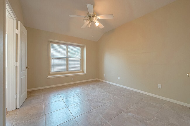 Building Photo - Spacious 3-Bedroom, 2-Bathroom Home with F...