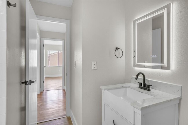 Building Photo - 5235 Vineland Rd