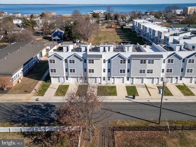 Building Photo - 308 Douglas Ave