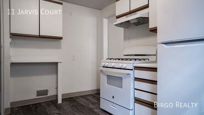 Building Photo - Move in special! First month free rent!