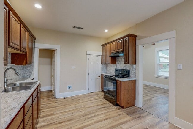 Building Photo - Available Mid-July! 3 Bedroom Home for Lea...