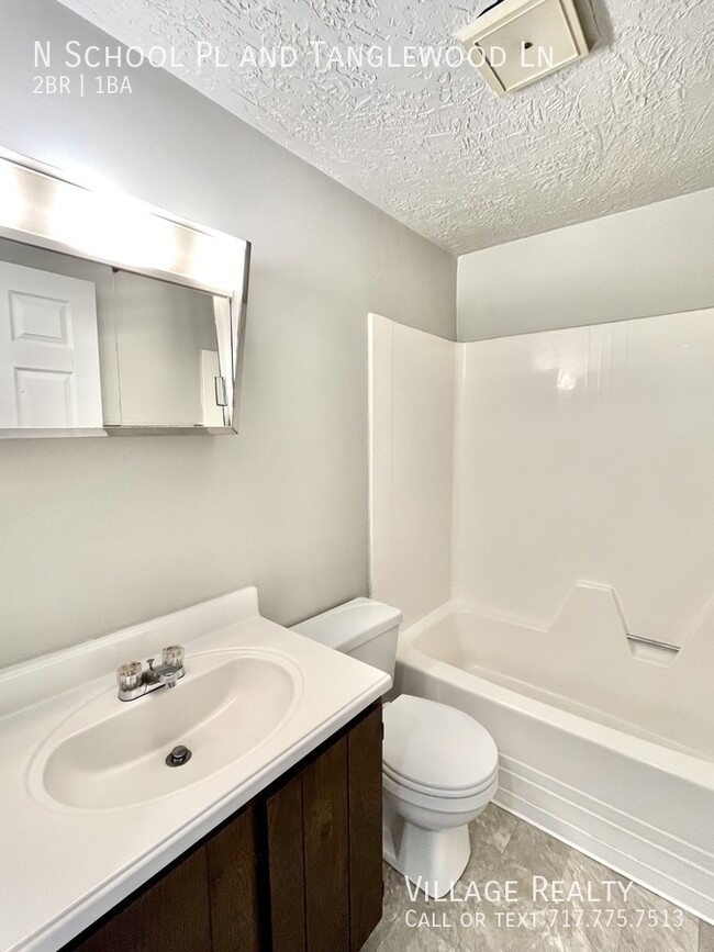 Building Photo - Top Floor! Roomy 2-Bed with A/C & Off-Stre...