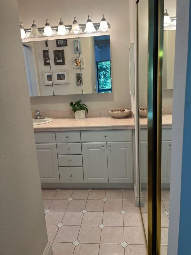 Building Photo - Fully Furnished Townhouse in the oceanfron...