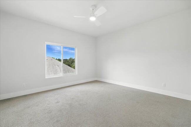 Building Photo - 512 Cowal Dr S