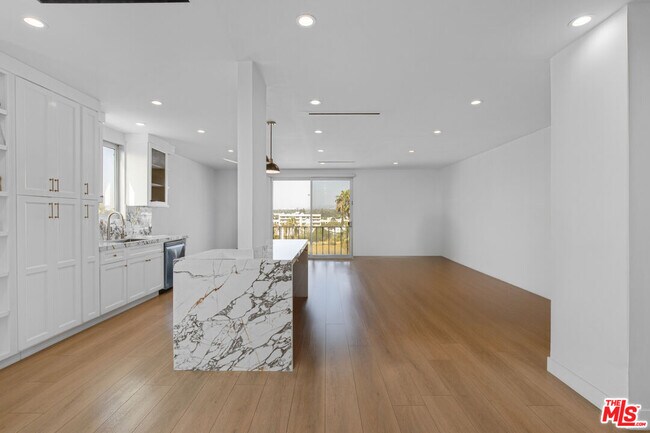 Building Photo - 100 S Doheny Dr