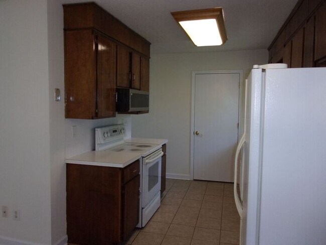 Building Photo - 3 Bedroom 1 Bath Home off Heckle Blvd