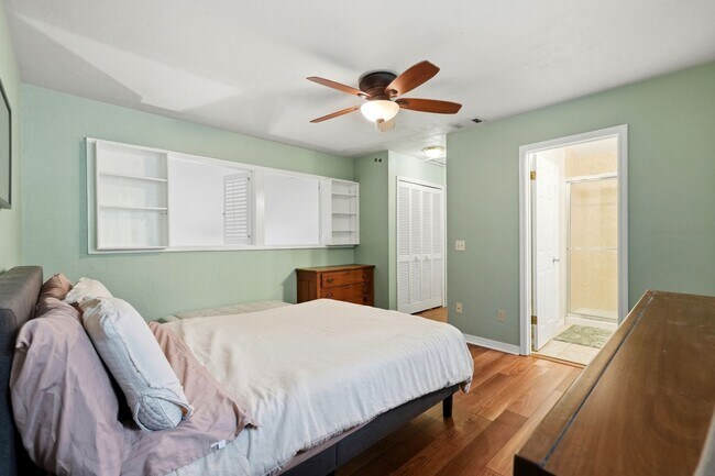 Building Photo - Rockwood Villa 2 bedroom 2 1/2 bath condo