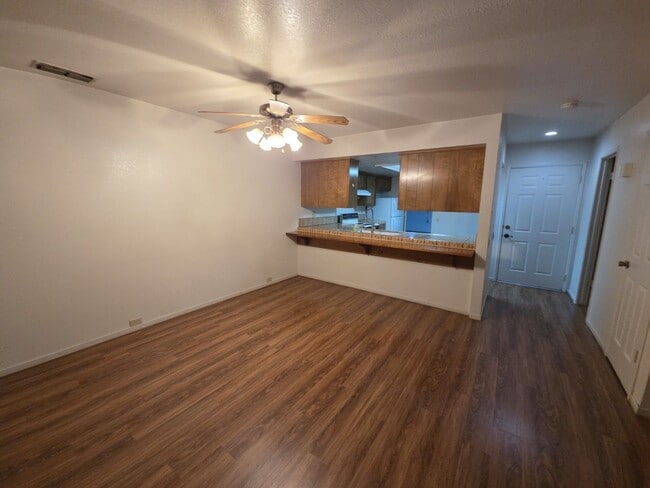 Building Photo - Cozy, Quiet Condo