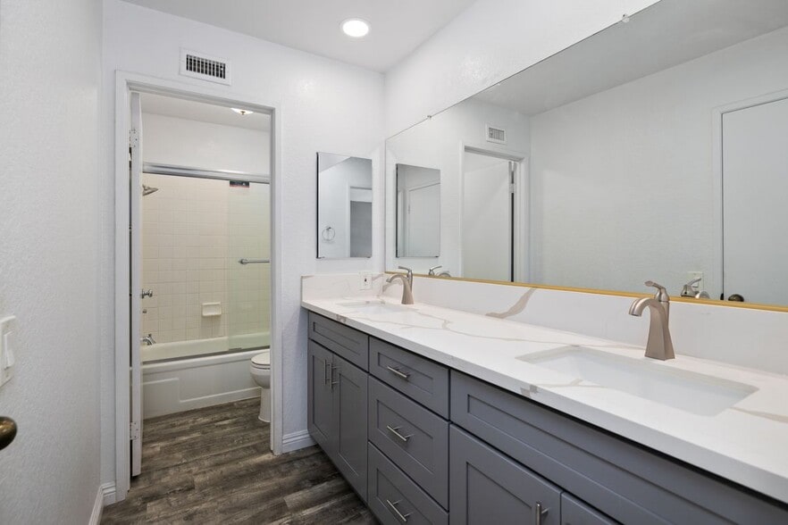 Building Photo - 19 Exeter