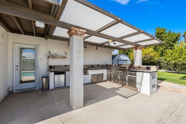Building Photo - Sunnyside House with Pool in Palm Springs (Monthly Only - No Long Term)
