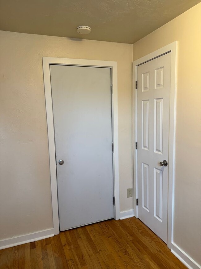 Building Photo - Updated 2 bedroom 1 bathroom house in Springfield!